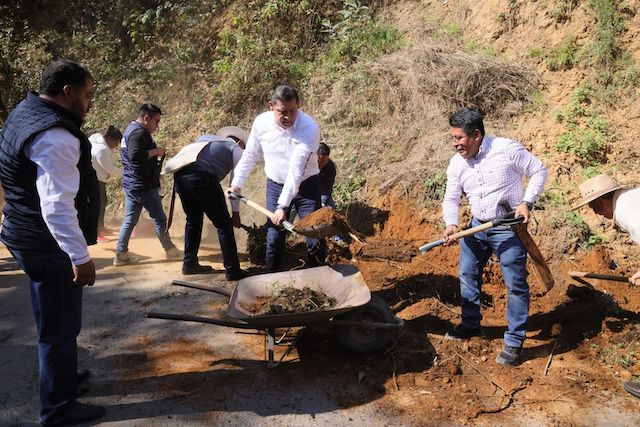 Con pico y pala en mano Armenta limpia predios en Tetela de Ocampo