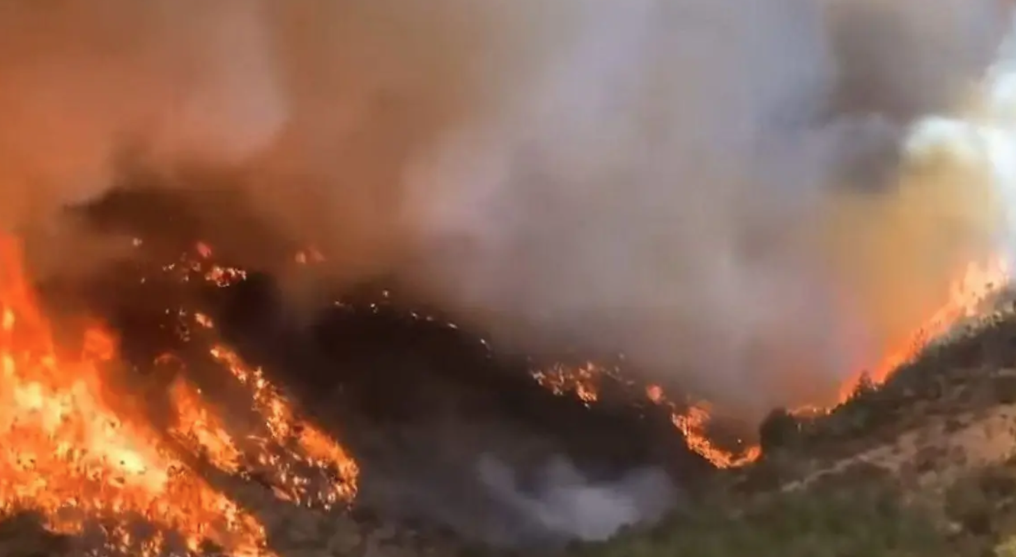 Fuego sin control en el cerro de San Gabriel amenaza zona oriente de Tlaxcala y Puebla