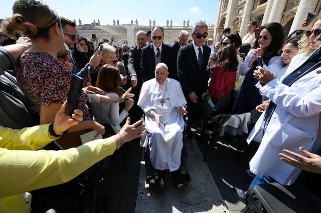 El Papa Francisco reapareció en público, en la Plaza de San Pedro