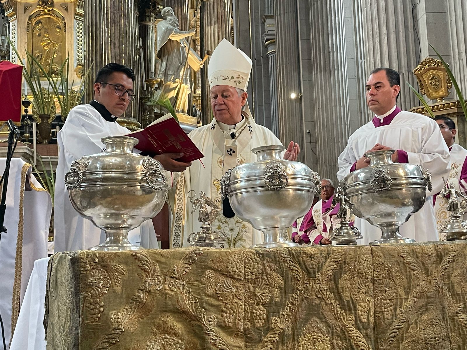 Monseñor Víctor Sánchez encabezó  Misa Crismal