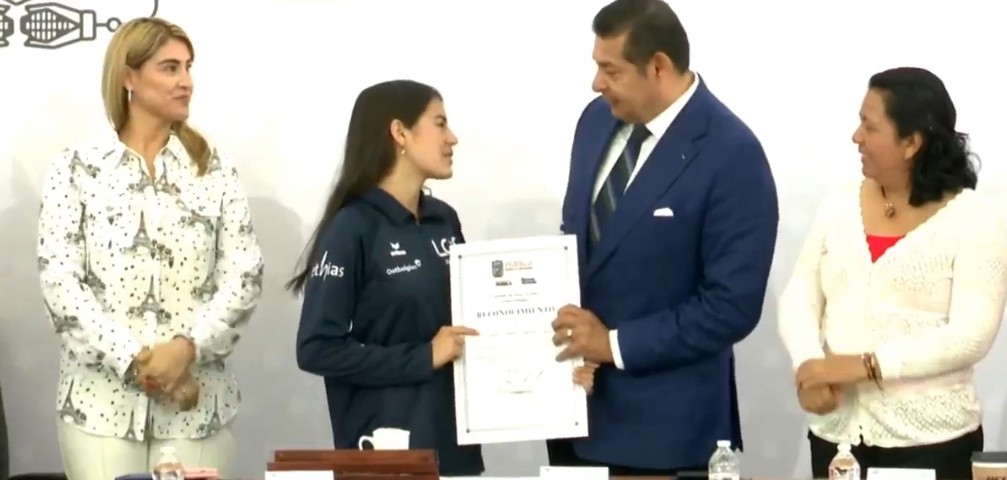 Nadadora Dania Ximena pide a niños pensar en grande, recibe reconocimiento