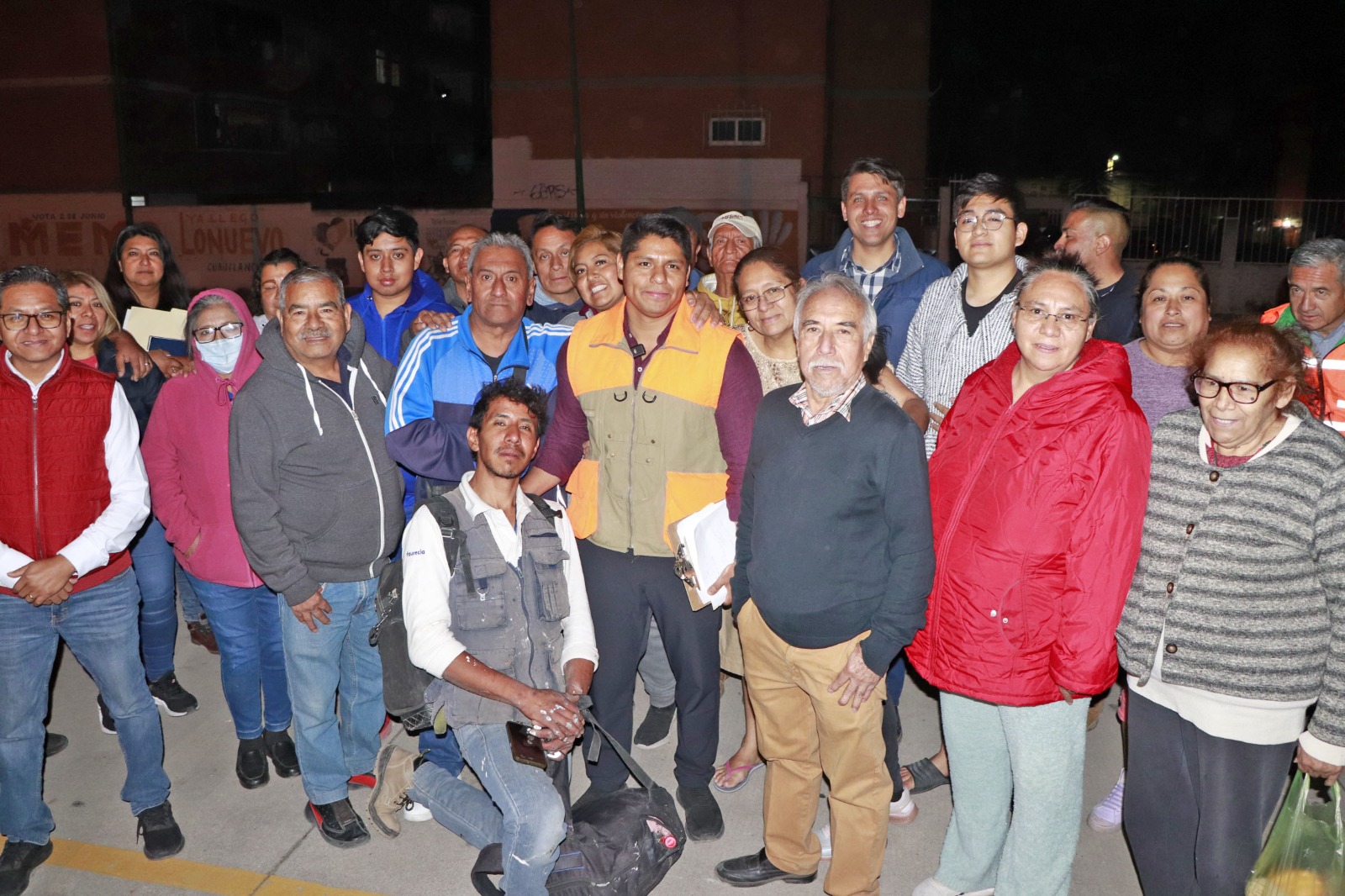 Omar Muñoz realiza caminata nocturna en Cuatro Caminos