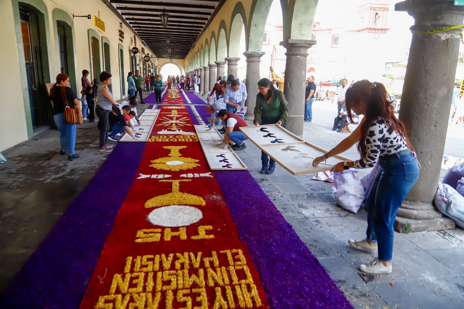 Encabeza Tonantzin Fernández la colocación de la alfombra monumental de Semana Santa