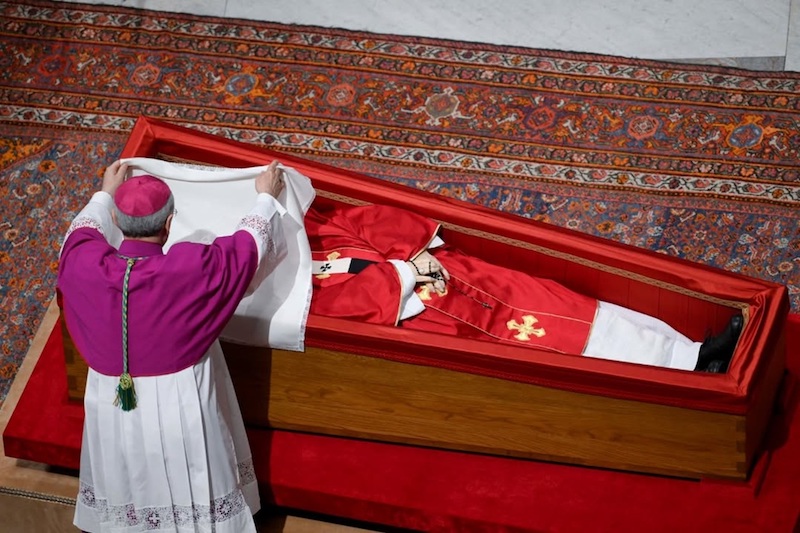 Se cerró el féretro De Francisco,  queda el recuerdo de su rostro compasivo
