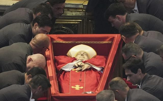 Devoción y esperanza en la despedida de Francisco «El Papa del Pueblo y Misericordia»