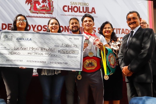 Tonantzin Fernández entregó  apoyos económicos a cholultecas