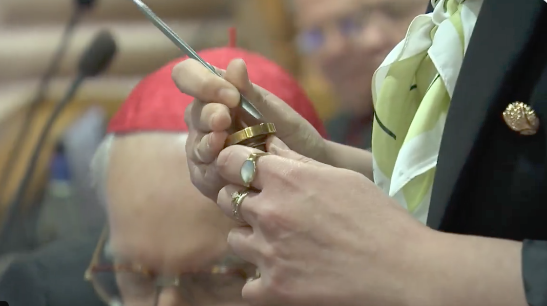 Un día antes del cónclave, se destruyó el anillo y sello papal de Francisco