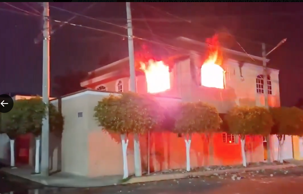 Incendio en Tehuacán: Pobladores queman propiedades de presuntos agresores de vendedor ambulante