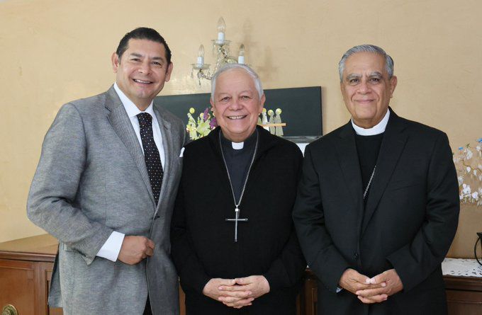 Encuentro de los arzobispos Víctor Sánchez y Óscar Domínguez, con Alejandro Armenta