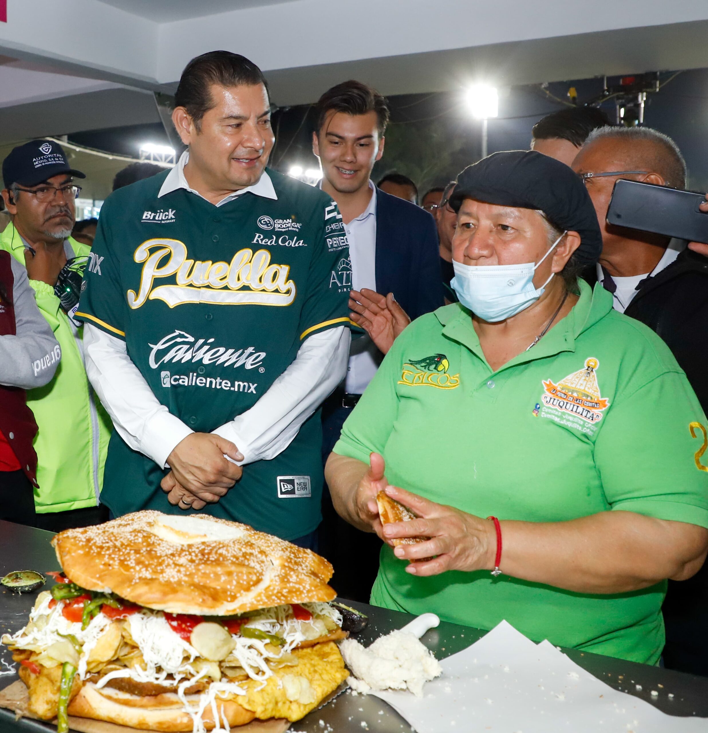 Gobernador de Puebla y líderes migrantes disfrutaron encuentro beisbolero de Pericos vs Olmecas de Tabasco.