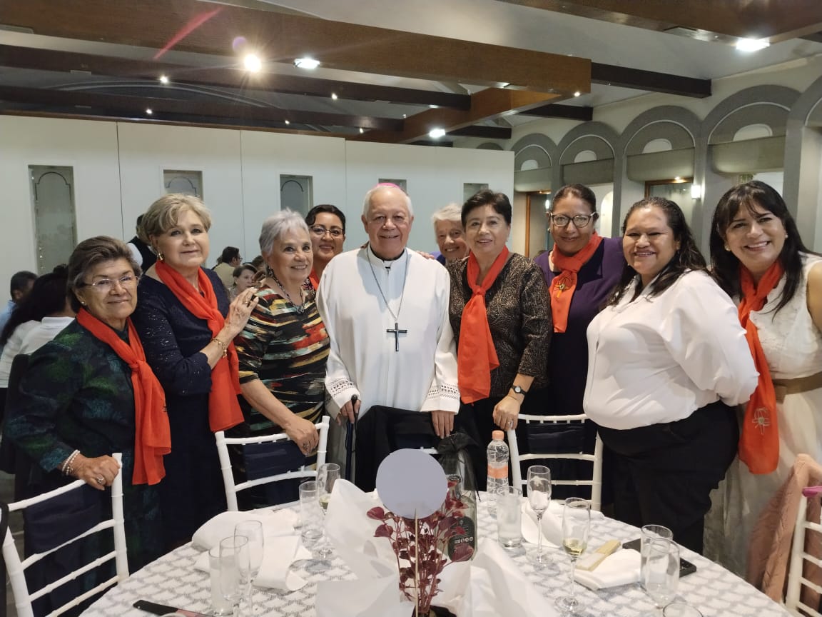 La cena de amigos con Monseñor Víctor