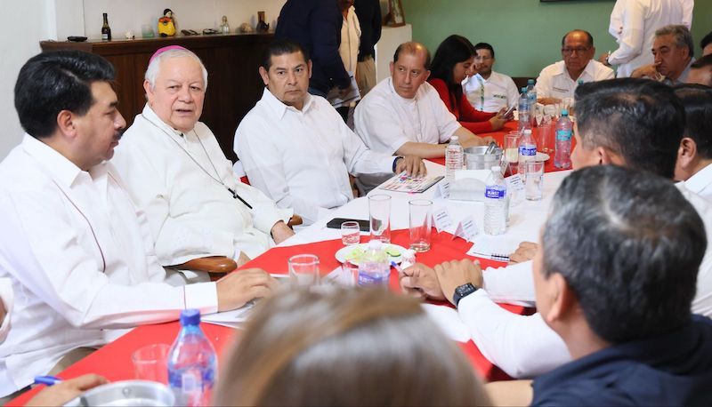 El gobernador Armenta y Monseñor Sánchez, estuvieron en Teotlalco, en el Día de la Santa Cruz