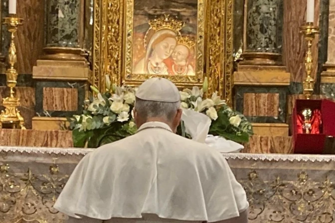 León XIV, de rodillas a los pies de la Virgen del Buen Consejo