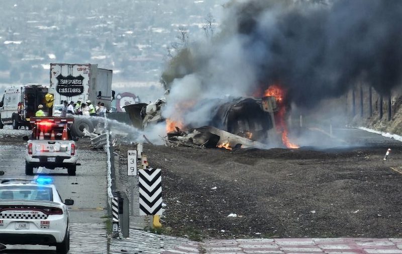 Cierre de la México-Puebla por incendio  de Pipa con diesel 