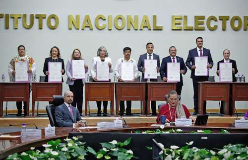 Los nuevos 9 ministros de la Corte recibieron sus constancias de mayoría