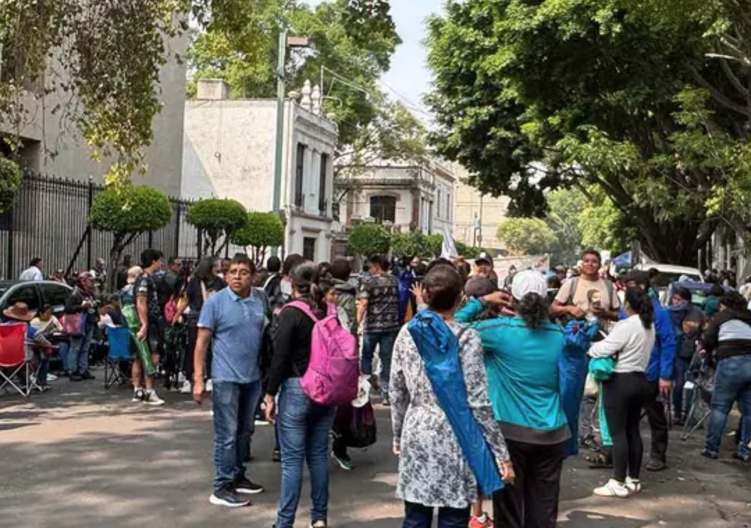 Tensión en Gobernación: CNTE exige justicia y algunos radicales desatan violencia
