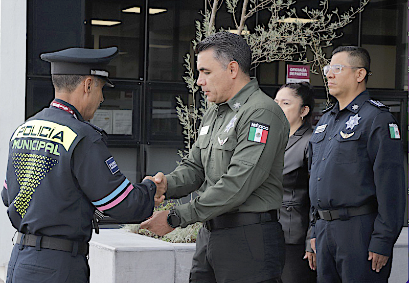 Javier Suárez, el mejor elemento de Seguridad Pública capitalina fue homenajeado al cumplir 35 años de servicio 