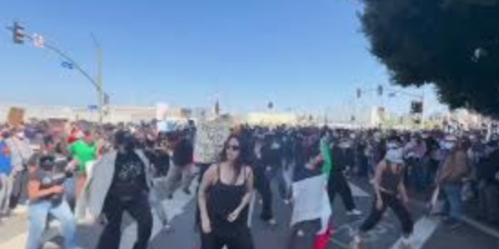 Bailan «Payaso de Rodeo» en protesta contra redadas migratorias en Los Ángeles