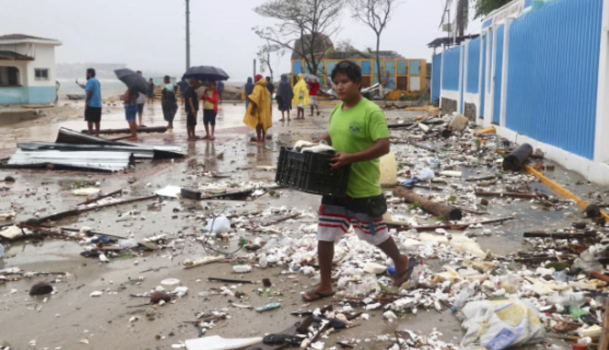 “Erick” desata caos en Oaxaca: huracán categoría 3 golpea la Costa y deja rutas aisladas