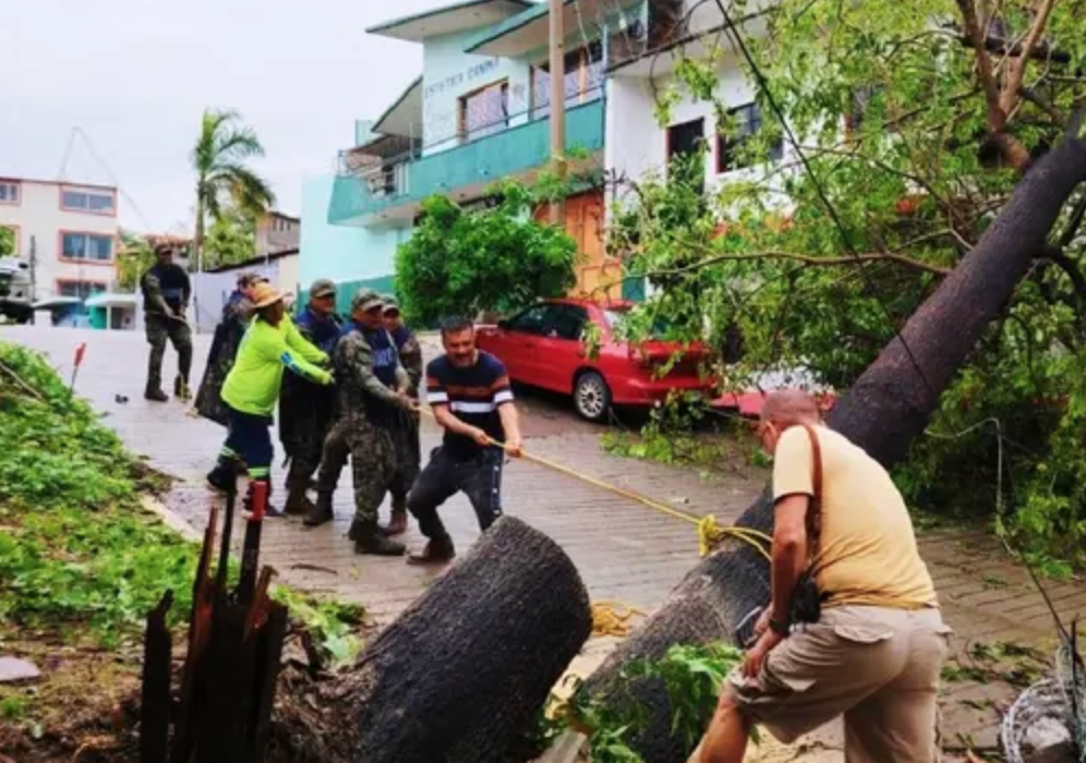 Huracán Erick cobra la vida de un menor en Guerrero; Sheinbaum viaja a Oaxaca para coordinar apoyo