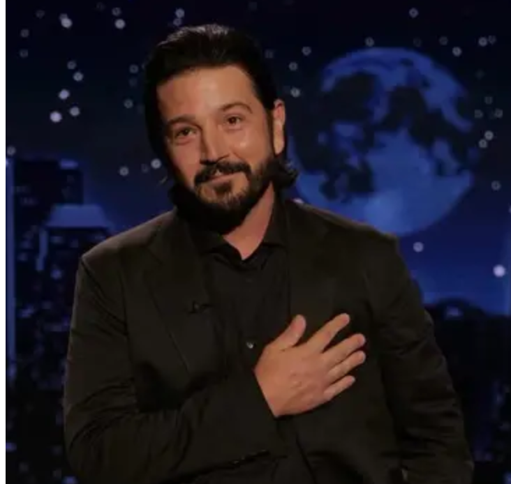 Diego Luna conmueve y alza la voz por los migrantes en su debut como conductor de “Jimmy Kimmel Live!”
