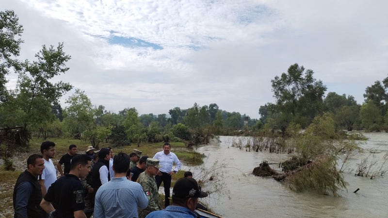Armenta acudió a comunidades de Francisco Z. Mena afectada por las lluvias