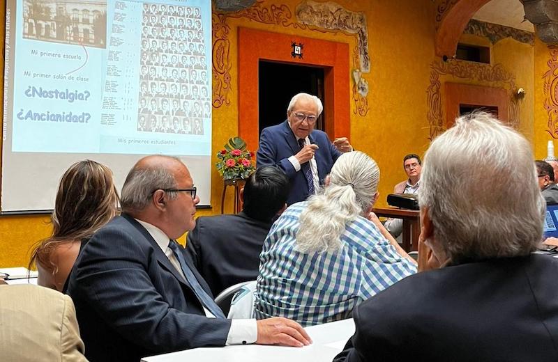 Don Luis Benavides cumple  70 años de ser maestro