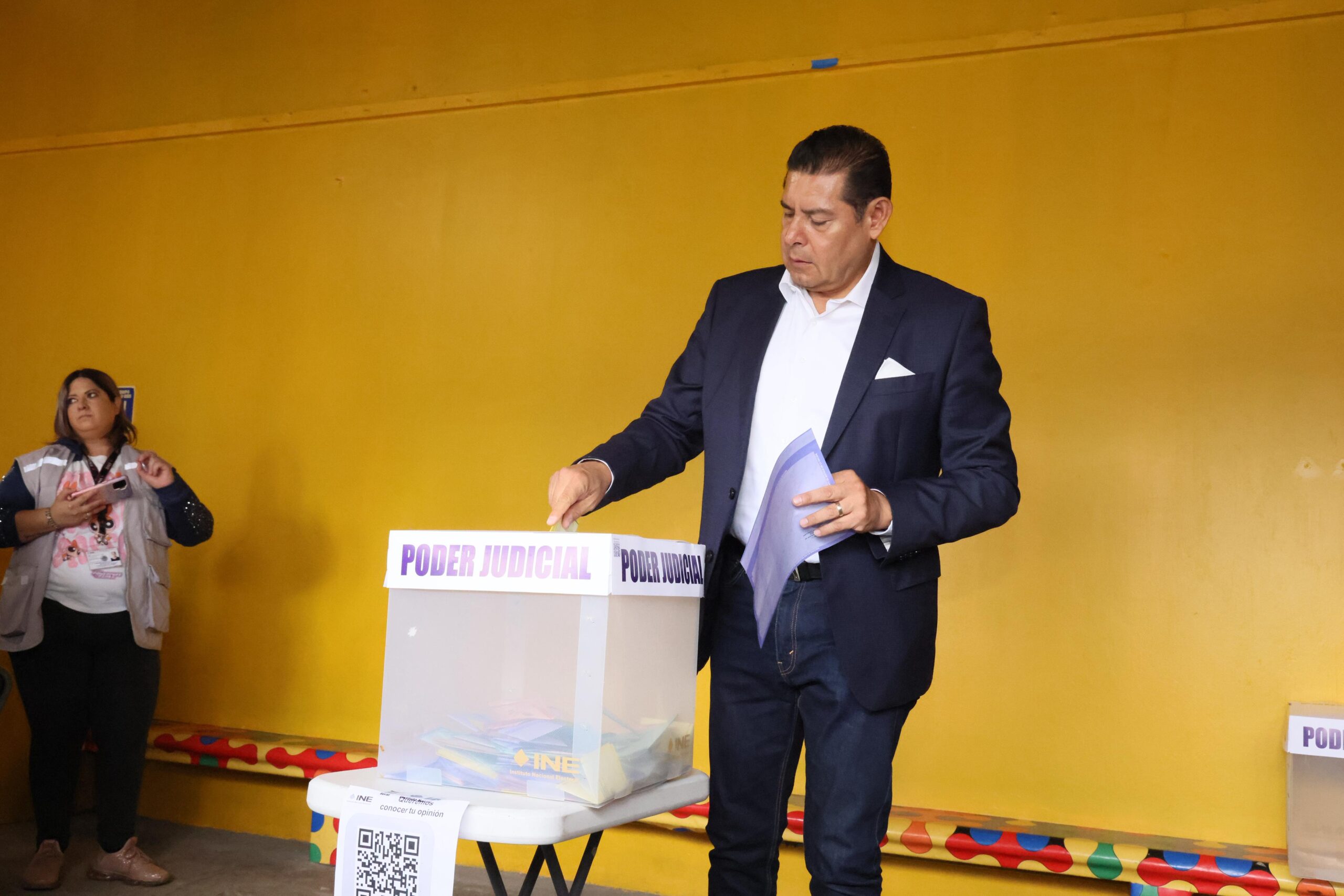 Alejandro Armenta, su esposa e hija,  acudieron a votar para elegir a integrantes del Poder Judicial 