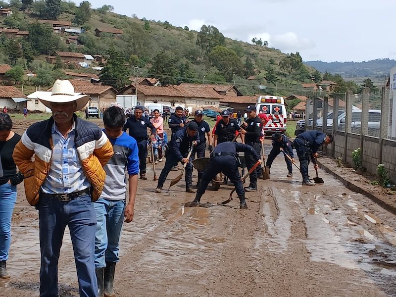 Misión de ayuda en Ajolotla, municipio de Chignahuapan, por intensas lluvias