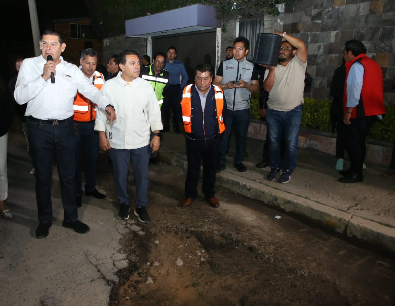 Mientras Pepe duerme, Armenta atiende “Bachetón”