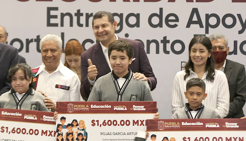 20 MDP para becarios entregó el gobernador Armenta
