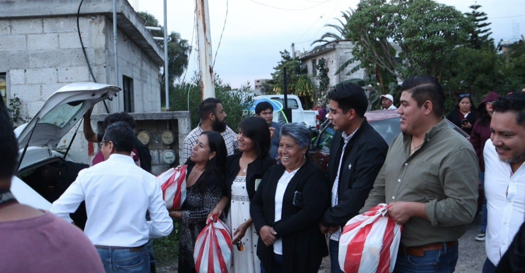 Entrega Omar Muñoz apoyos a familias afectadas por desbordamiento de río