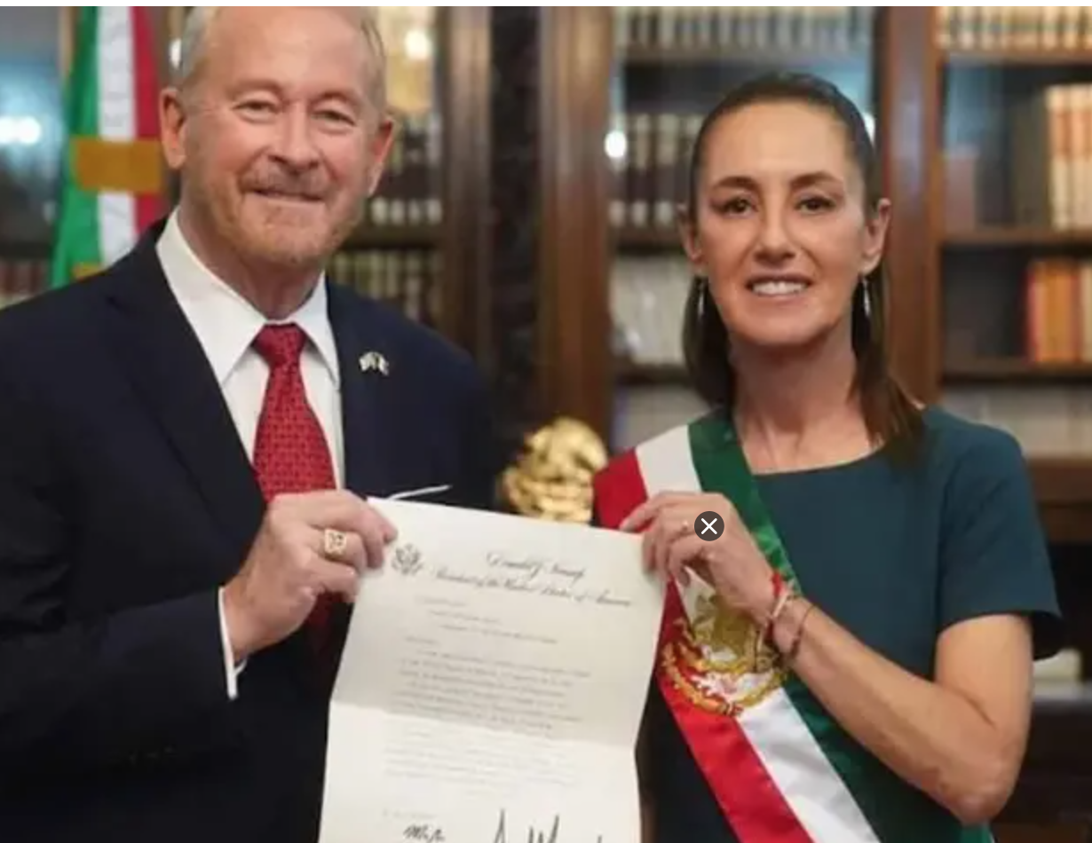 Diplomático estadounidense llega a Palacio Nacional