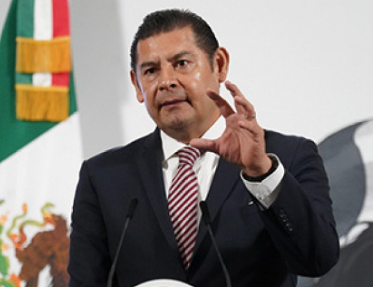 «El poder no es eterno»: Armenta exige cuentas al alcalde de Cuyoaco 