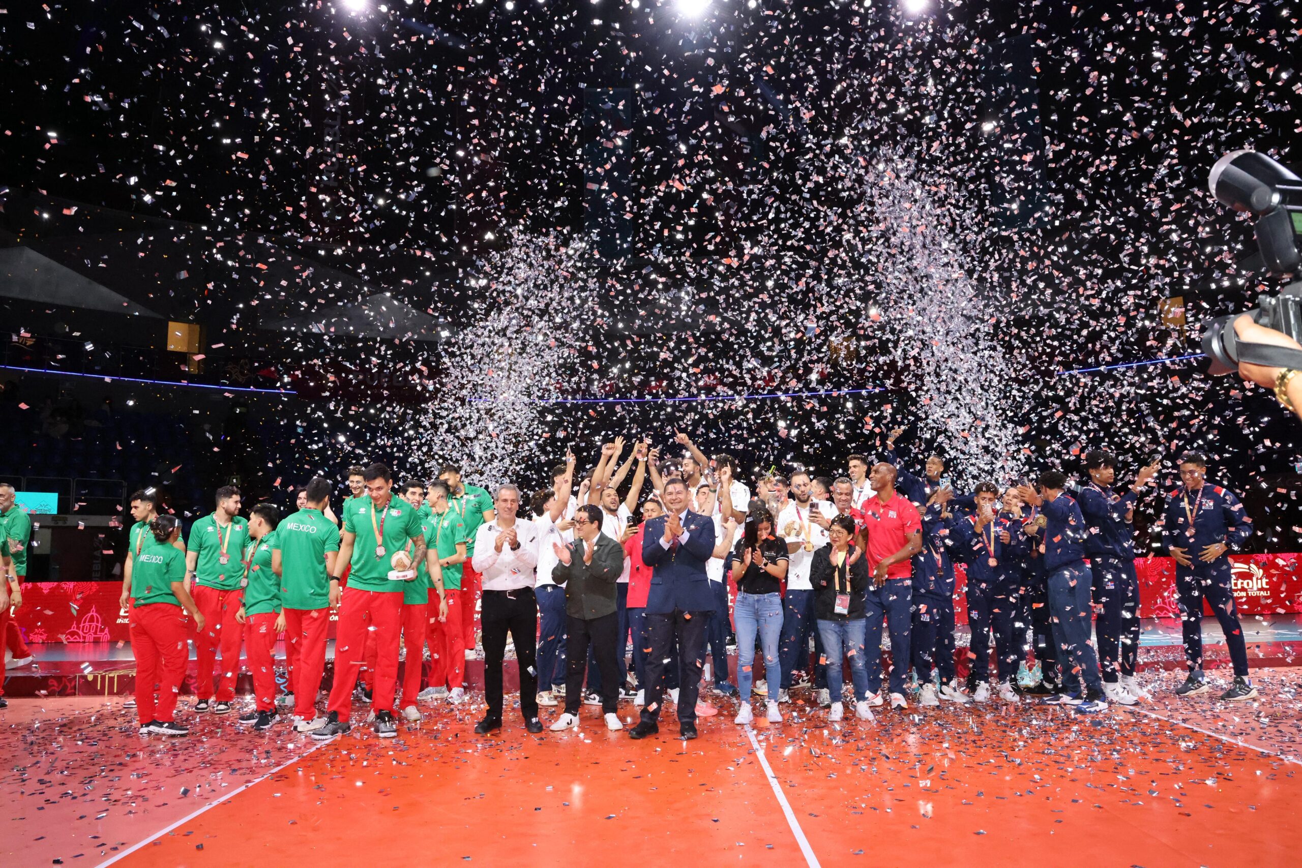 En el cuadrangular de Voleibol de Sala Varonil,  Puerto Rico se quedó con la medalla de oro.