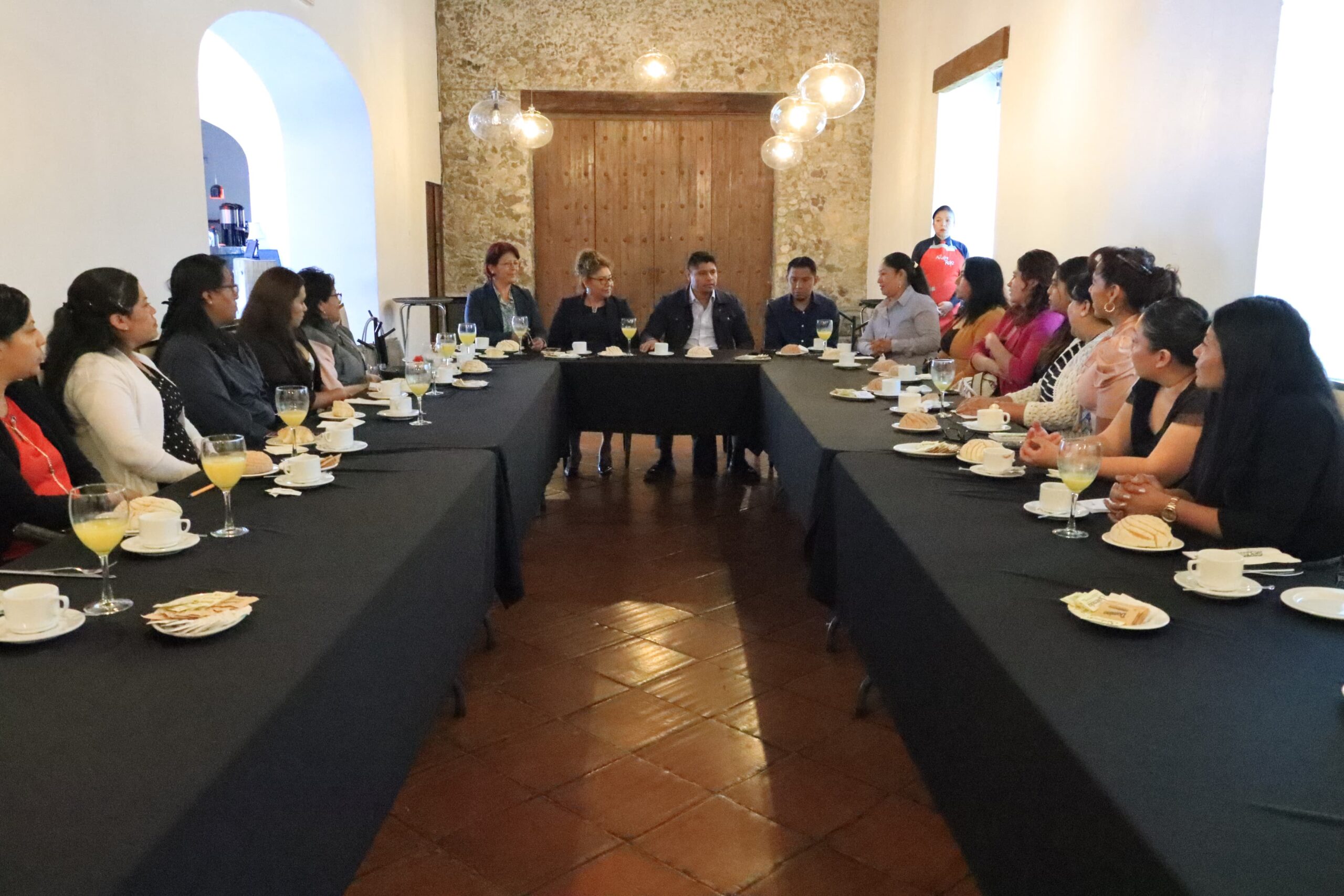 Omar Muñoz y Tere Alfaro se reúnen con directoras de los 12 CAIC de Cuautlancingo