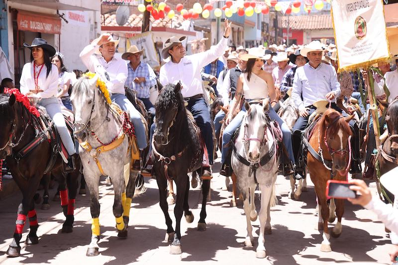 Armenta encabeza cabalgata con mil jinetes 