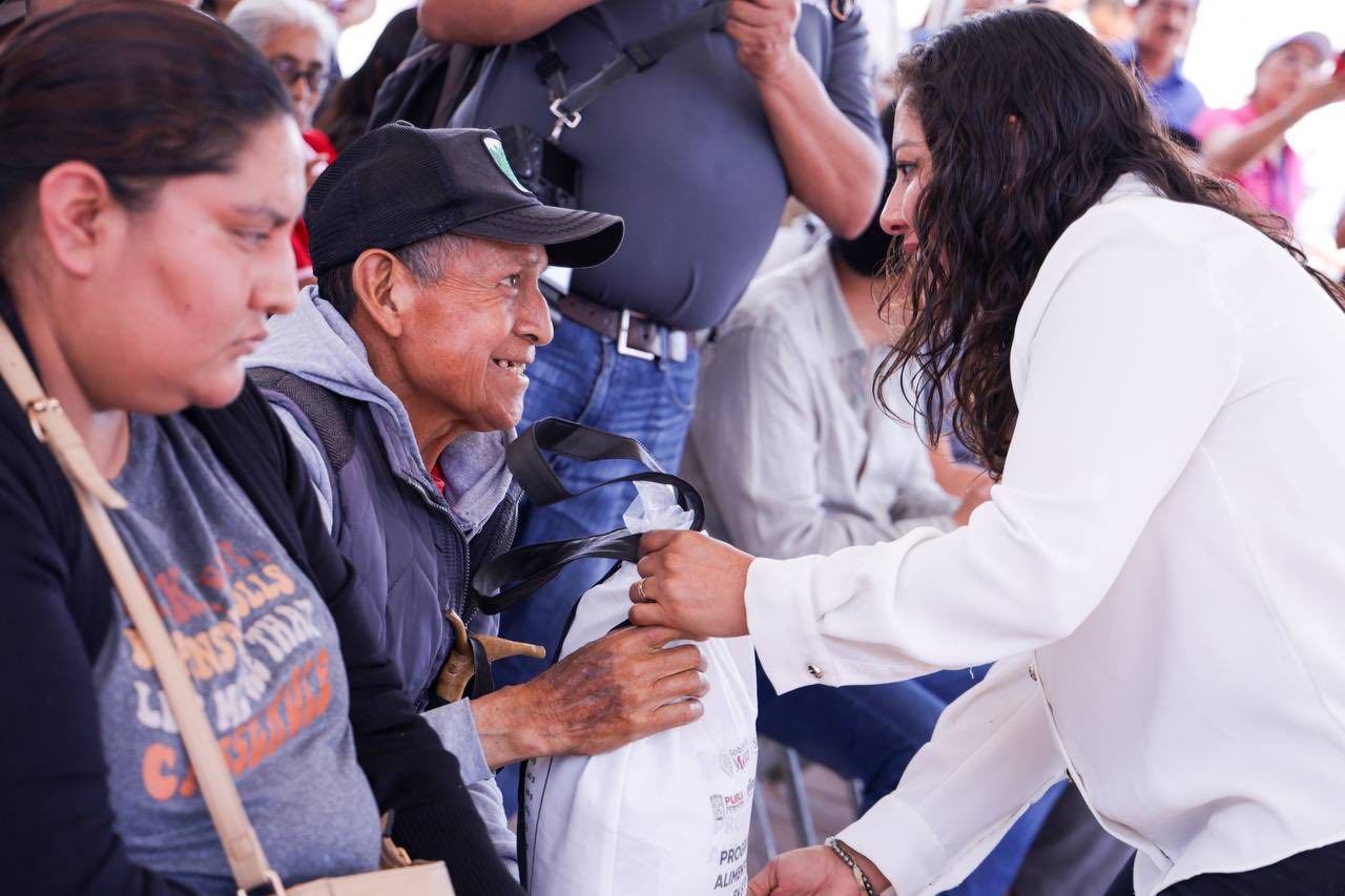 Lupita Cuautle entrega 2,907 despensas a 969 personas en San Andrés Cholula