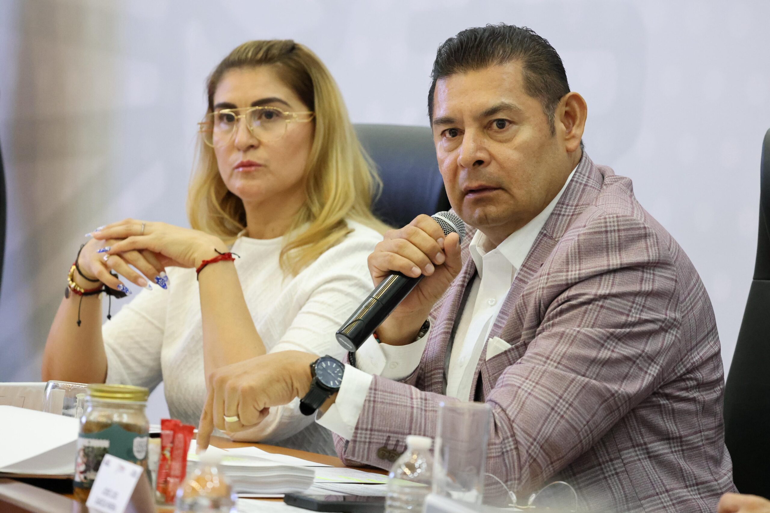 Gobernador Alejandro Armenta da la cara a familiares de desaparecidos