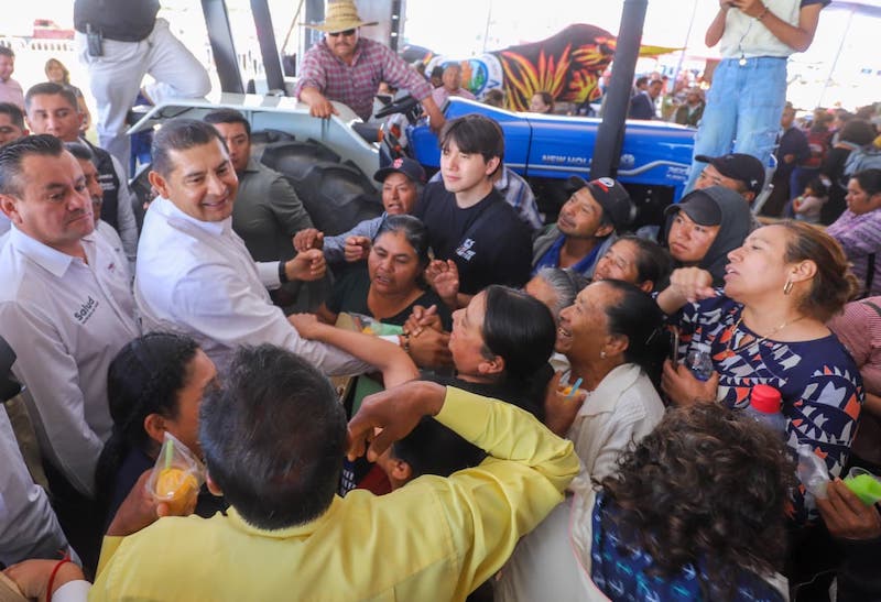 En gira por Nopalucan Armenta entregó apoyos para el campo