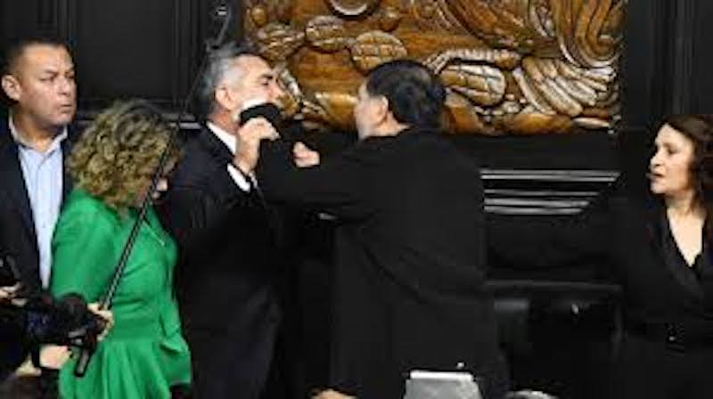 Golpes entre “alito” Moreno y Noroña en el Senado