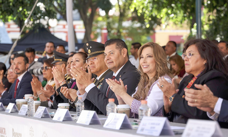 Miles de poblanos en el desfile Cívico-Militar en el aniversario 215 de la Independencia Nacional
