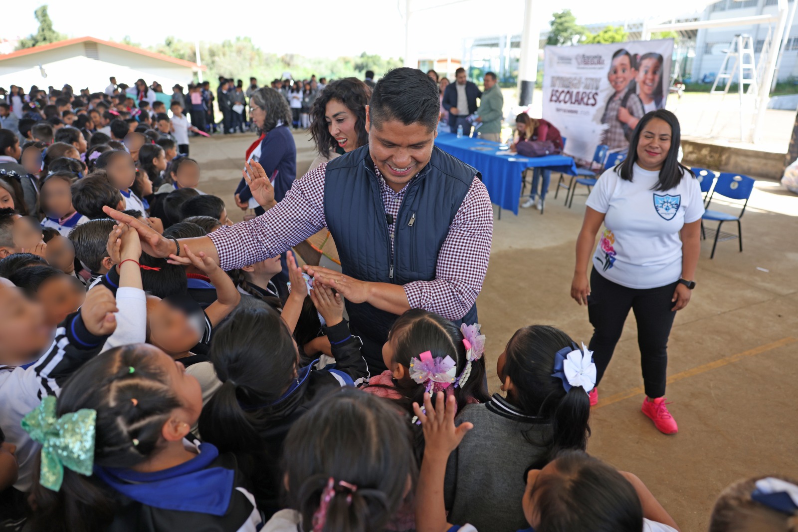 Omar Muñoz y Tere Alfaro  entregan más de 2 mil  kits escolares