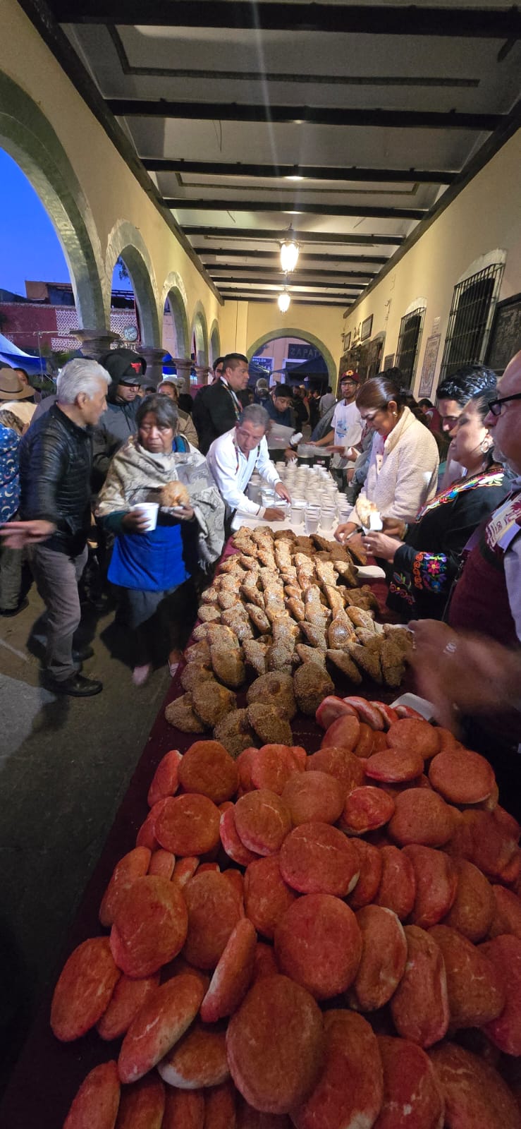 Peregrinos que asisten al  trueque son atendidos por autoridades de San Pedro Cholula