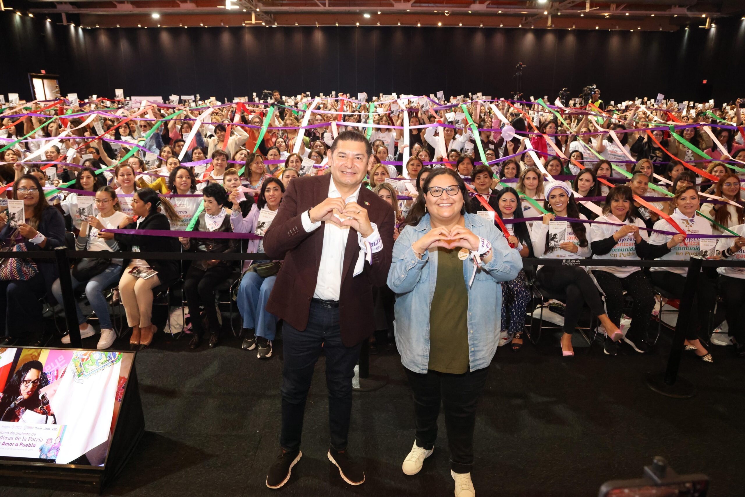 Puebla primer estado en crear la red de Mujeres Tejedoras de la Patria