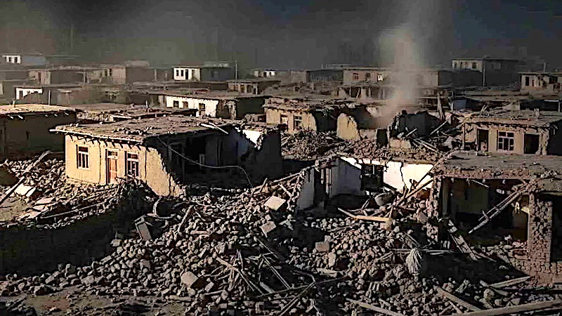 Suman más de 600 muertos en Afganistán por terremoto
