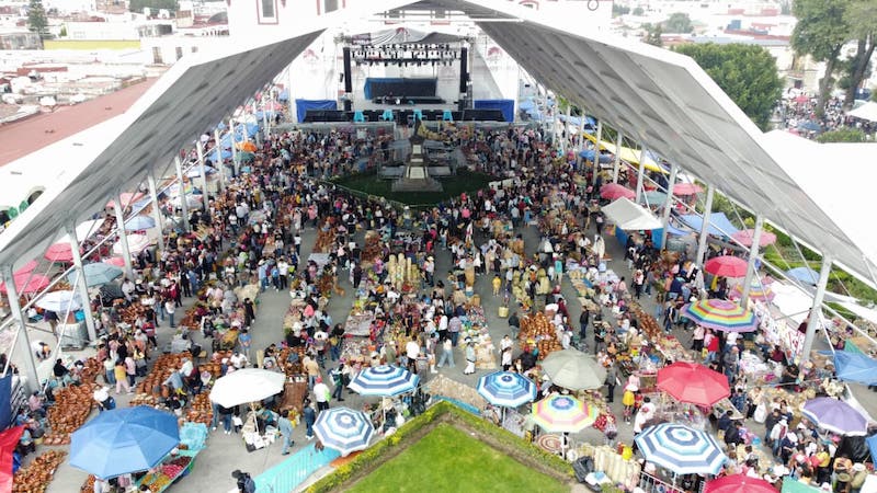 Comerciantes se instalan en la Plaza de la Concordia para el tradicional Trueque