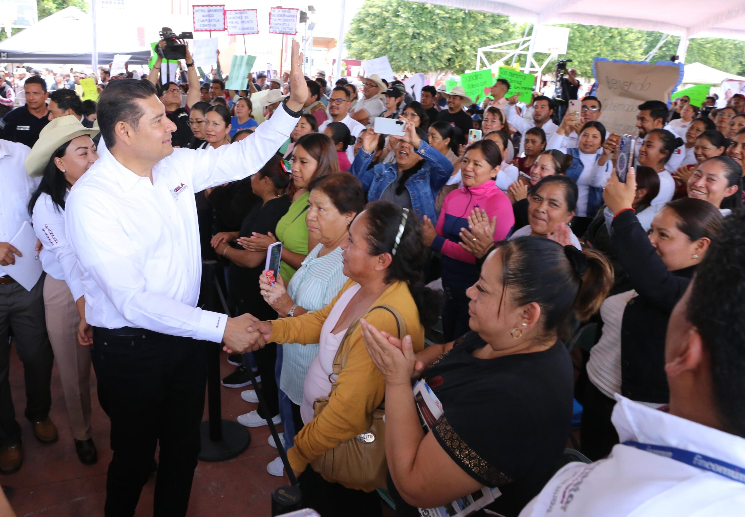 Armenta en Cuapiaxtla entregó maquinaria para el campo y encabezó obra comunitaria