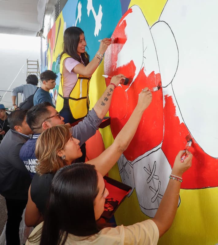 Jóvenes poblanos transforman espacios en arte