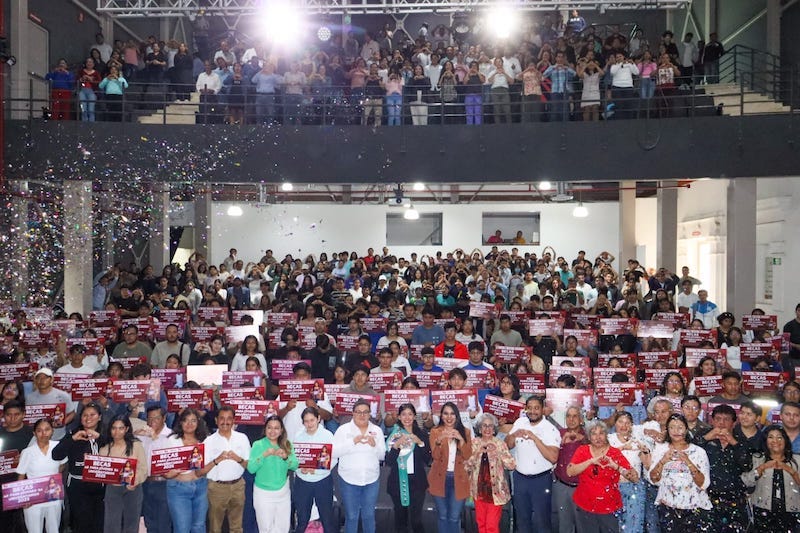 Gaby “La Bonita” Sánchez, y Tonantzin Fernández, entregaron becas a deportistas y universitarios.